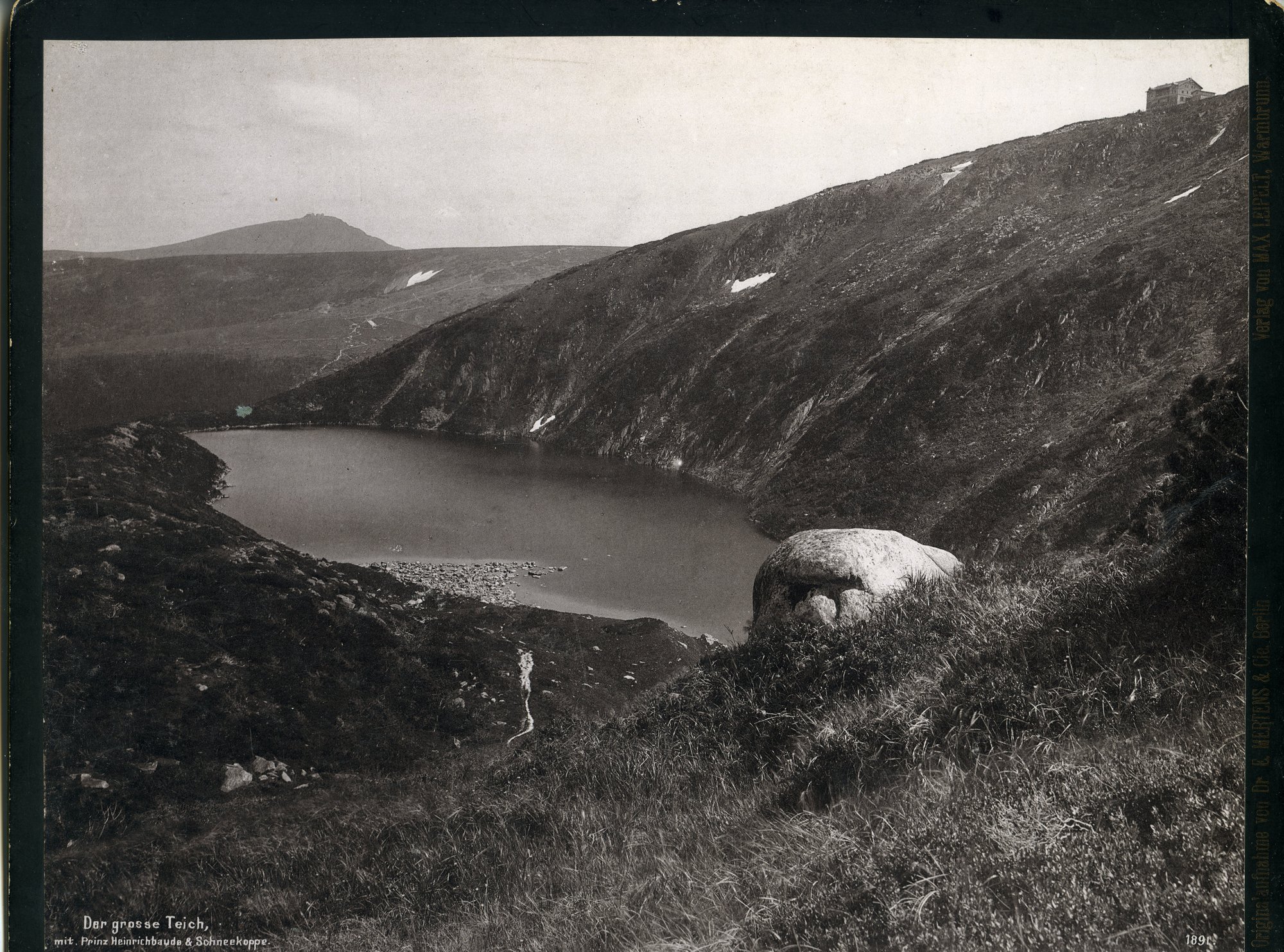 Wielki Staw ze Schroniskiem Ks. Henryka, fotografia z teki Max’a Leipelta, Cieplice, oryginalne ujęcie Eduardo Mertensa fotografa i drukarza z Berlina , 1891 r., wykonane na zamówienie cieplickiego wydawcy.