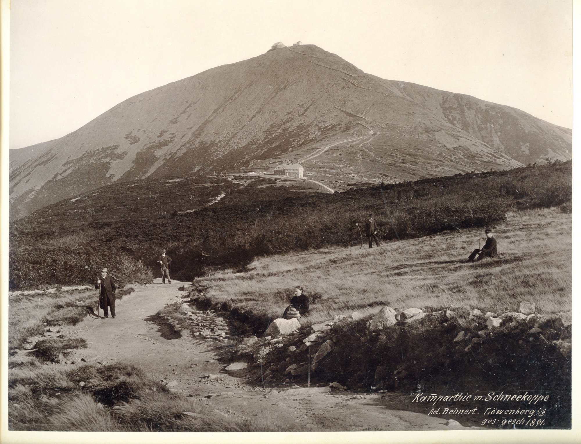 Widok na Śnieżkę i obecne schronisko Obři bouda, pozujący turyści, z teki fotografii Adolfa Rehnerta, 1891 r.
