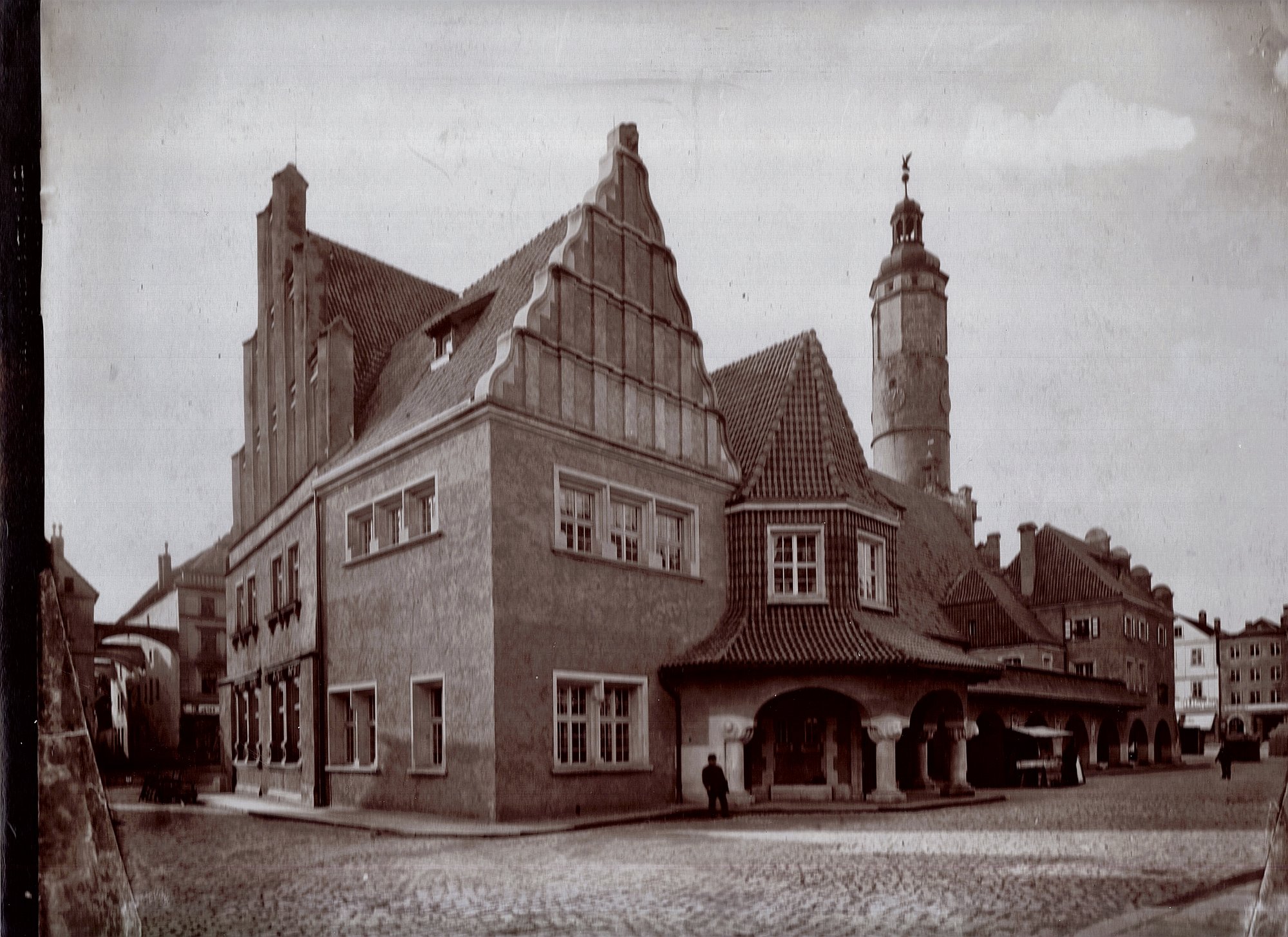 Kamieniczki. Rynek w Lwówku Śląskim, fotografia z teki Hermanna Rehnerta, ok. 1908 r.