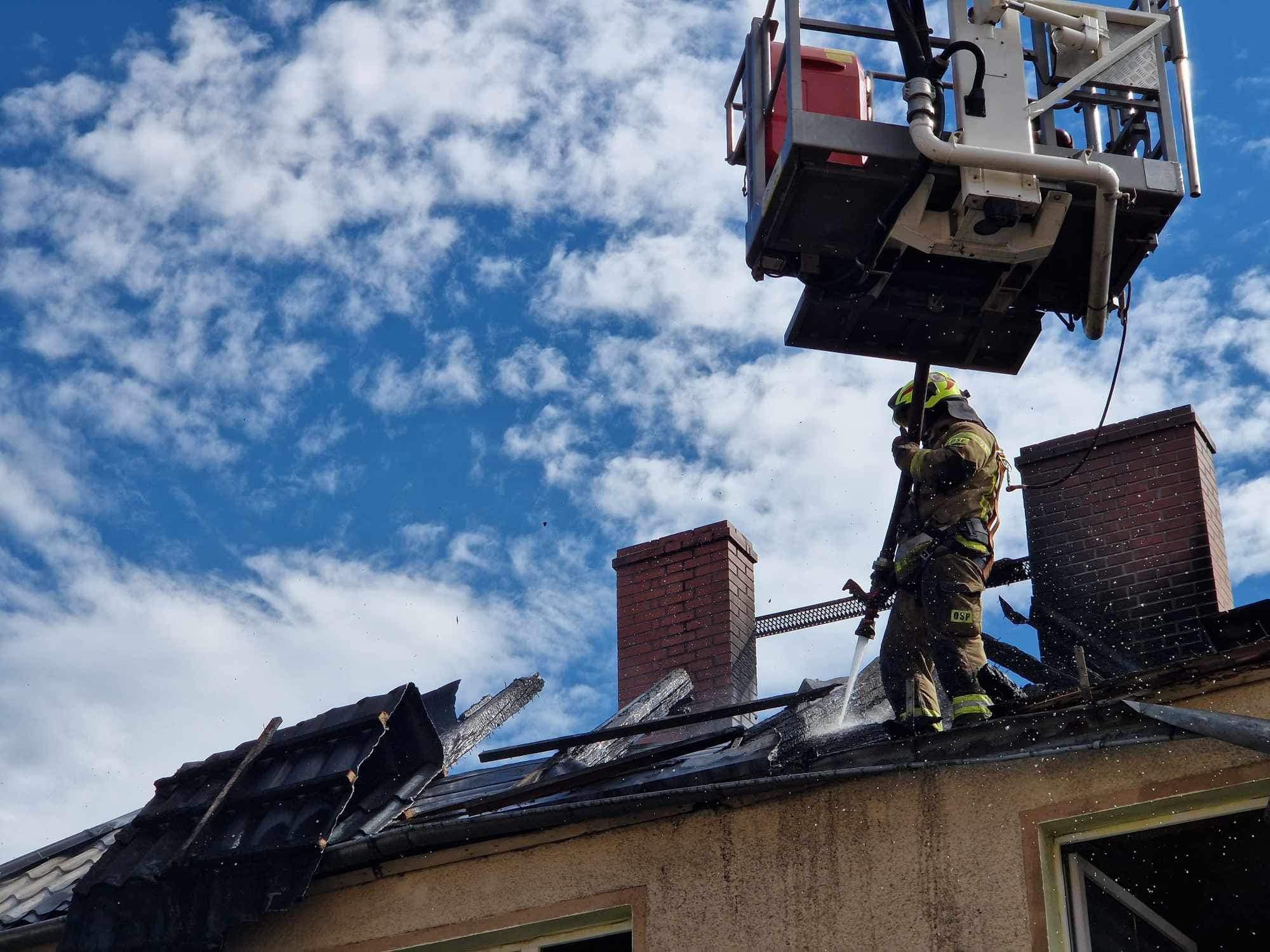 Dzęki akcji strażaków ogień nie rozprzestrzenił się na poza dach jednego budynku.