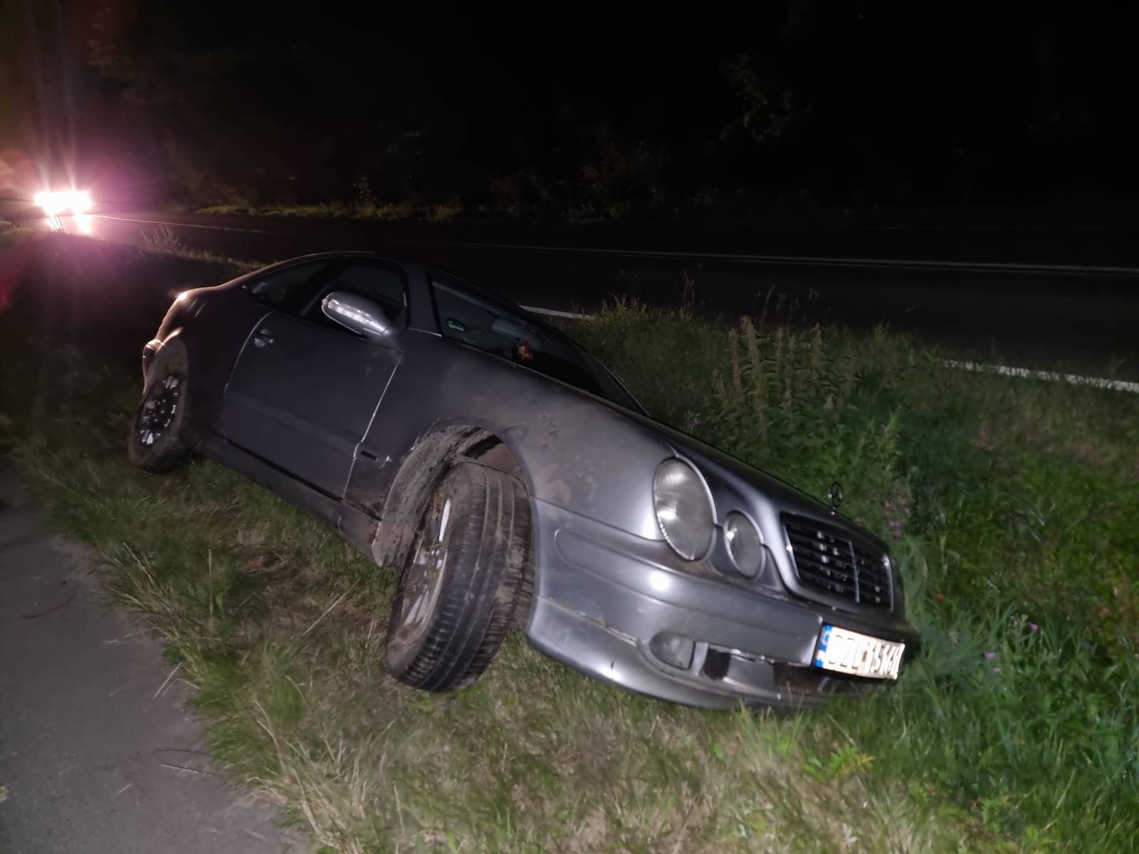 Opona w Mercedesie pękła w czasie jazdy przez Dziwiszów.
