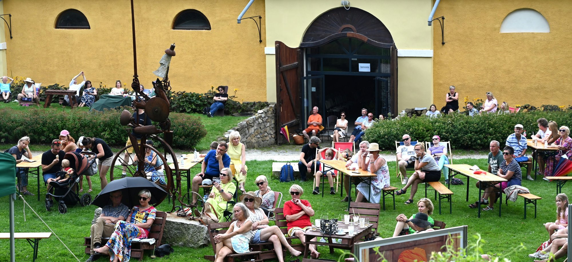 artystyczne-sniadanie-na-trawie-z-paraluzja-117659