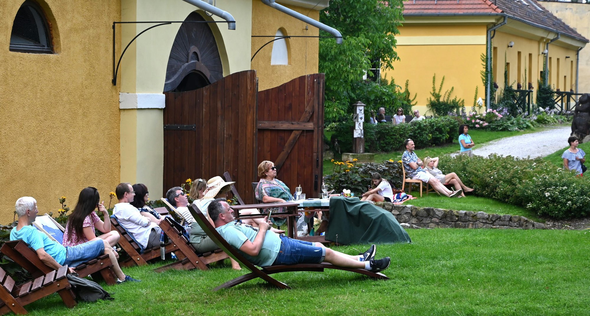 artystyczne-sniadanie-na-trawie-z-paraluzja-117659