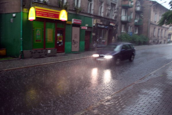 Deszcz lał się z nieba strumieniami. Padał także grad wielkości orzechów laskowych. Ulicami Zabobrza rwała woda niczym w rzece. Zapchane były studzienki kanalizacyjne.