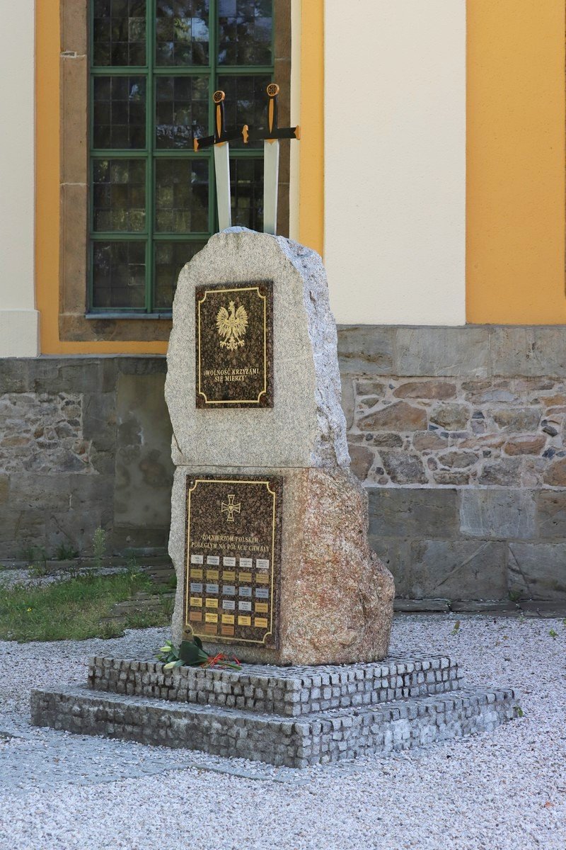 oddali-czesc-zonierzom-117742