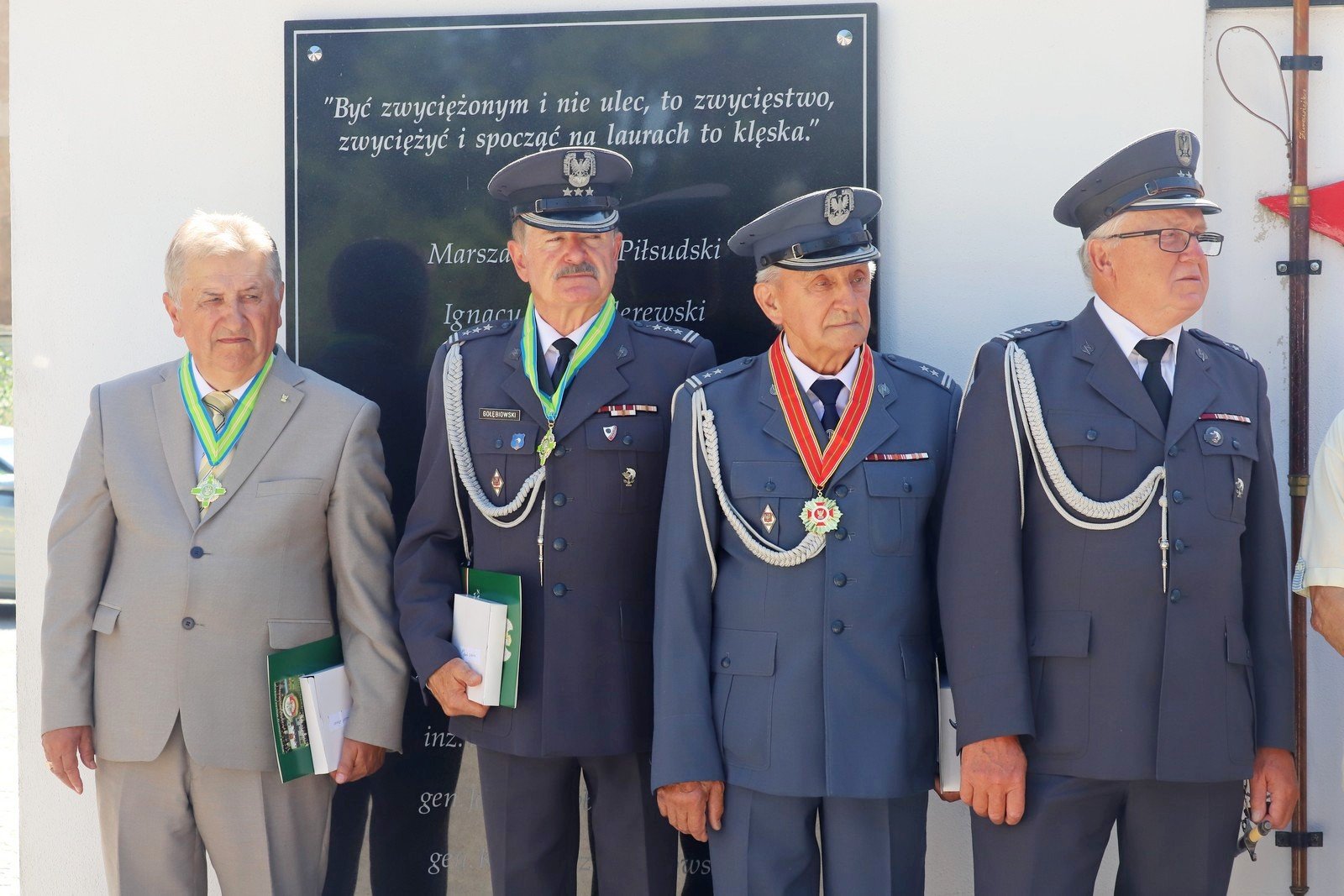 oddali-czesc-zonierzom-117742