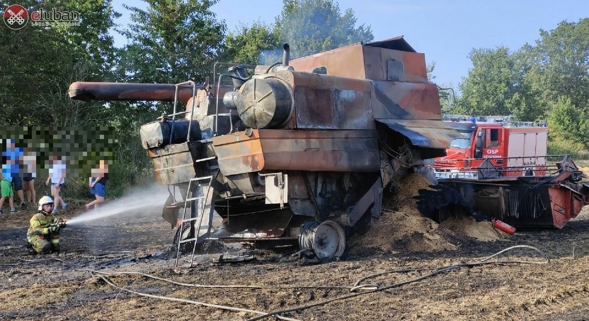 Kombajn spłonął prawie doszczętnie.