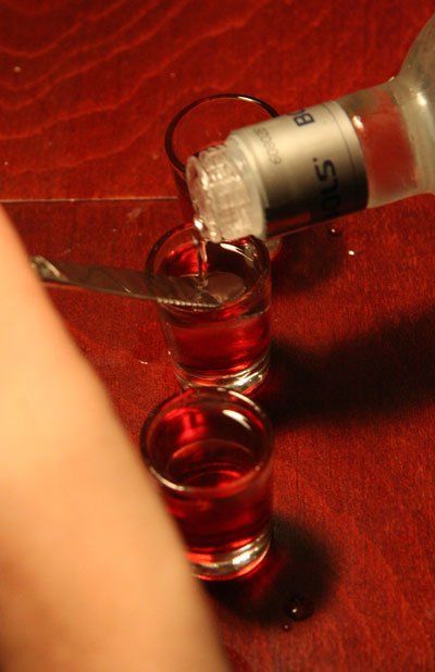 Coraz więcej kobiet sięga po alkohol