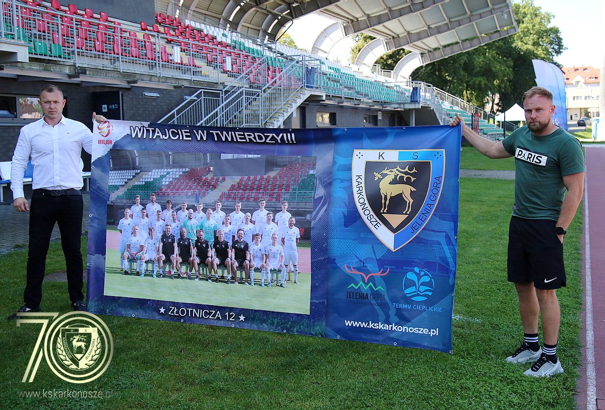 Tak dzisiaj będą witani wszyscy miekszańcy przy wejściu na stadion od ul. Powstańców Śląskich.