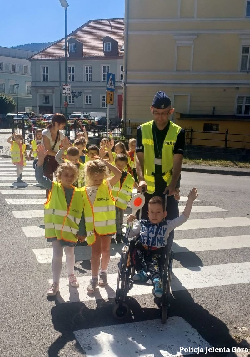 przeprowadzali-przez-jezdnie-118341
