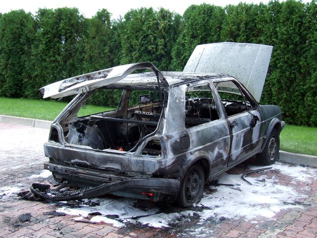 VW golf spłonął w kilka minut. Przyczyny zajścia nie są znane.