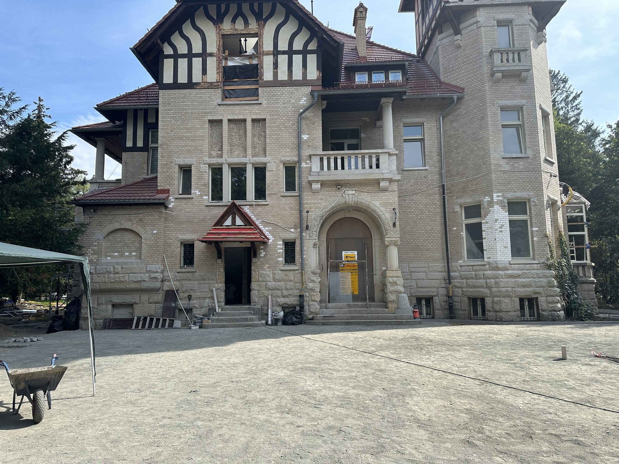zameczek-juz-prawie-wyremontowany-118600