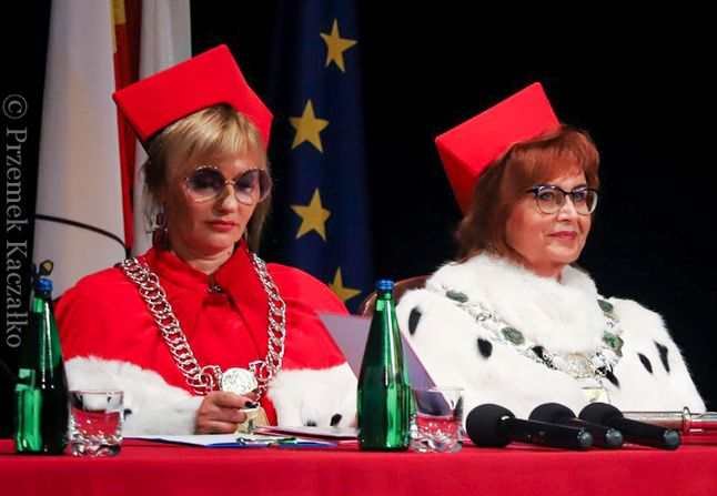 Z prawej odwołana rektor, z lewej pełniąca od dziś obowiązki rektora dr Telążka.