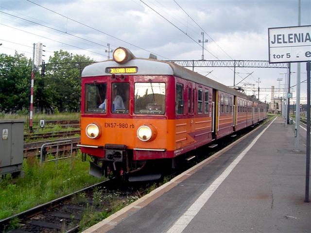 Chuligani upodobali sobie rzucanie kamieniami do celu, którym był pociąg z Wrocławia do Jeleniej Góry.