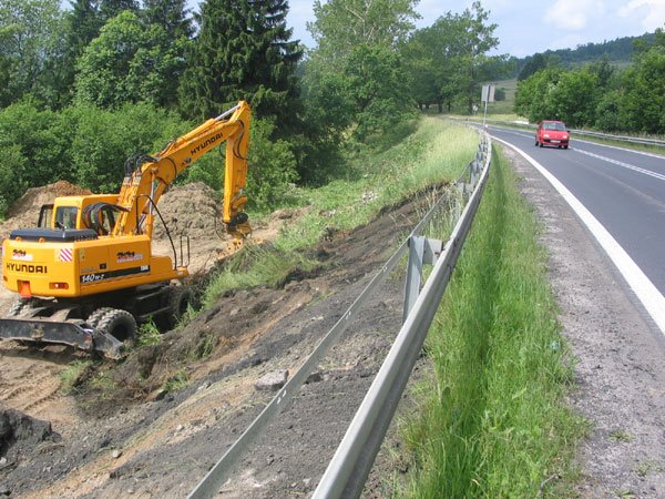 Obok przystanku autobusowego ustawiono tymczasowe światła i ruch odbywa się wahadłowo.