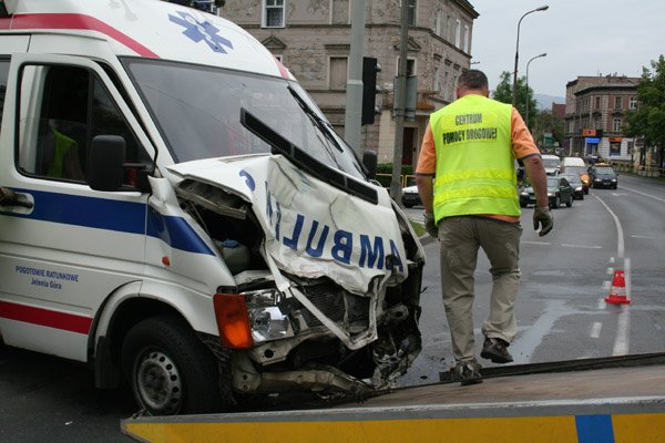 Majowa kolizja z udziałem ambulansu nie zaistniała z winy kierowcy auta, ale szkolenie w zakresie jazdy na sygnałach na pewno się przyda.