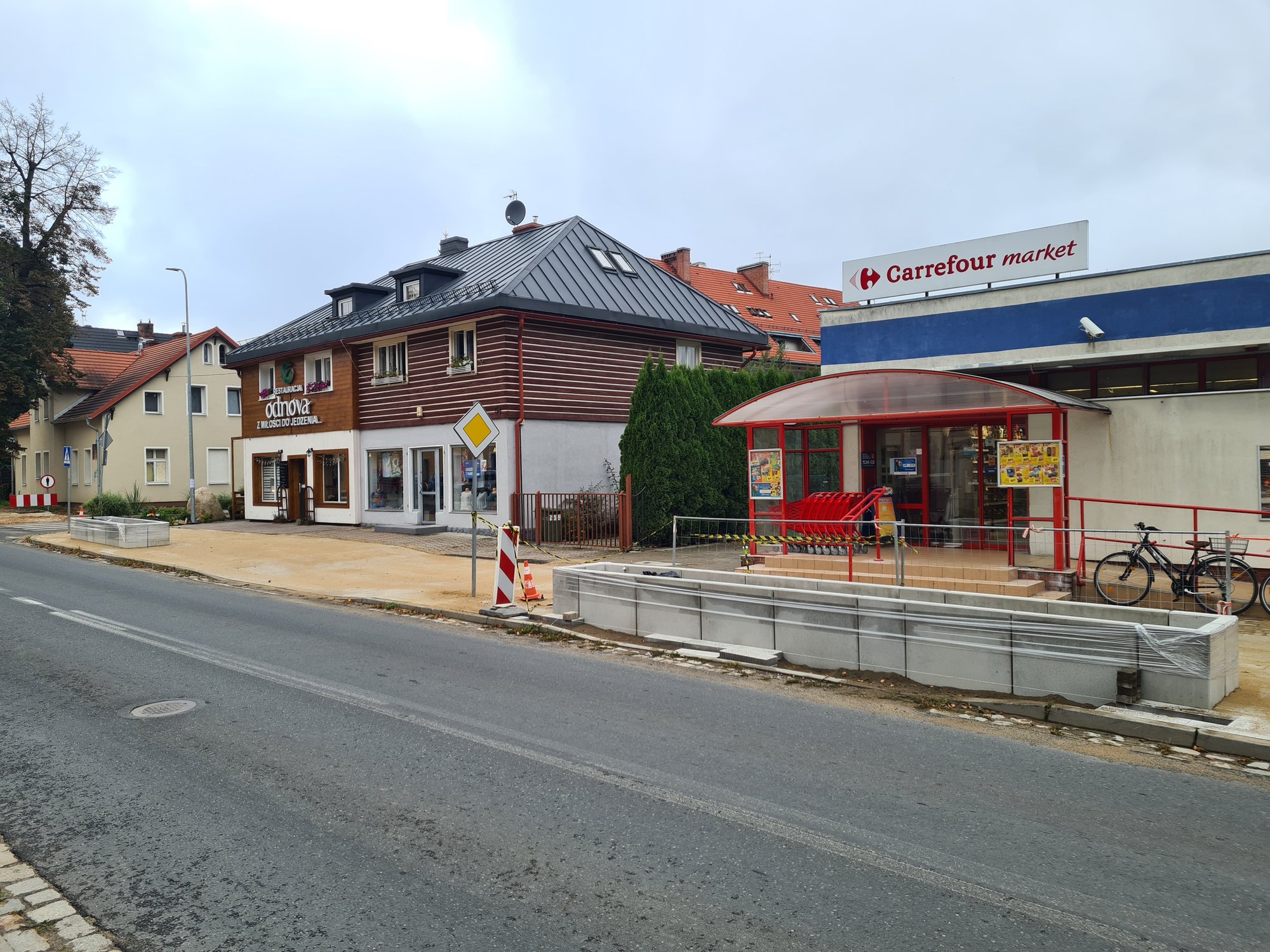 czytelniczka-donice-jak-grobowce-119108