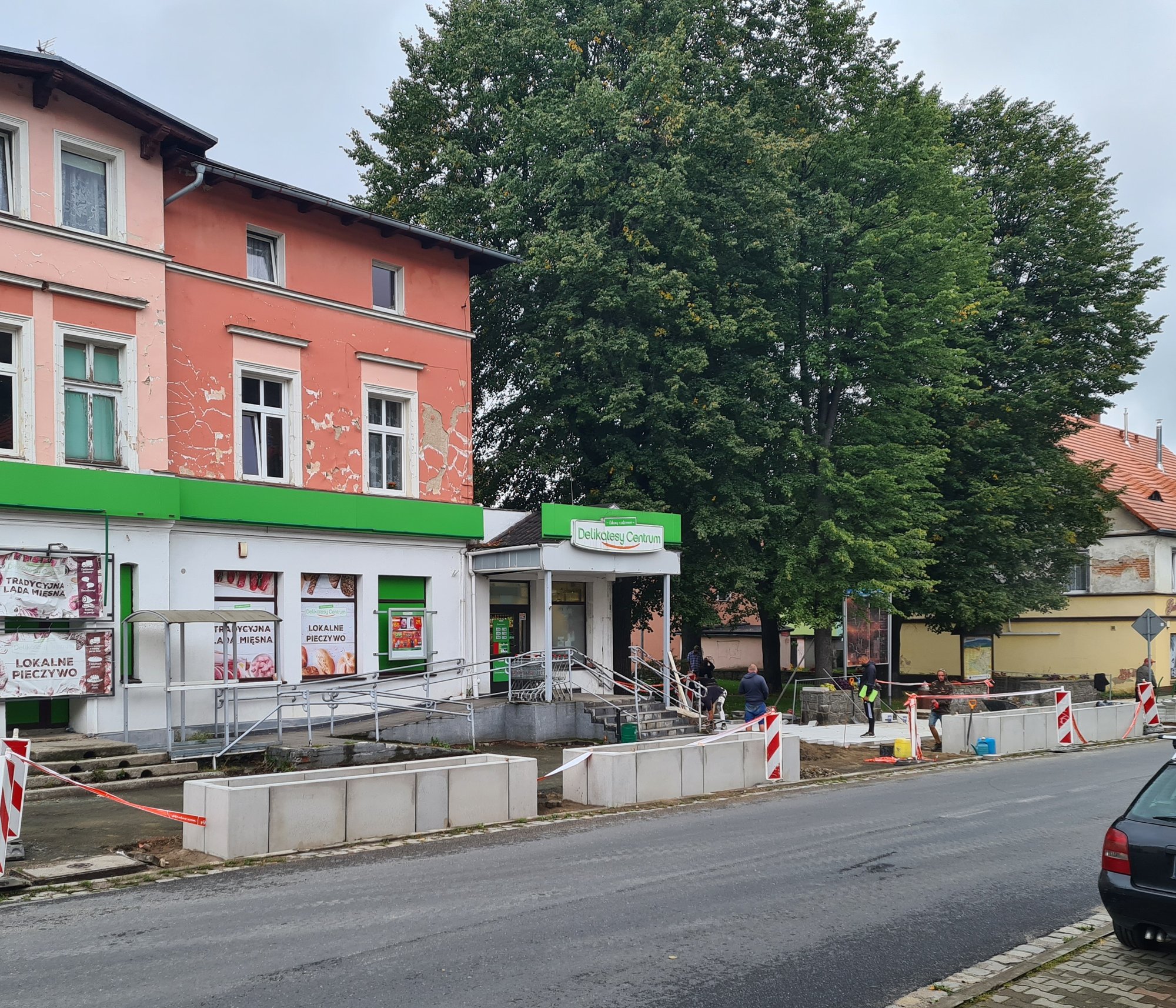 czytelniczka-donice-jak-grobowce-119108