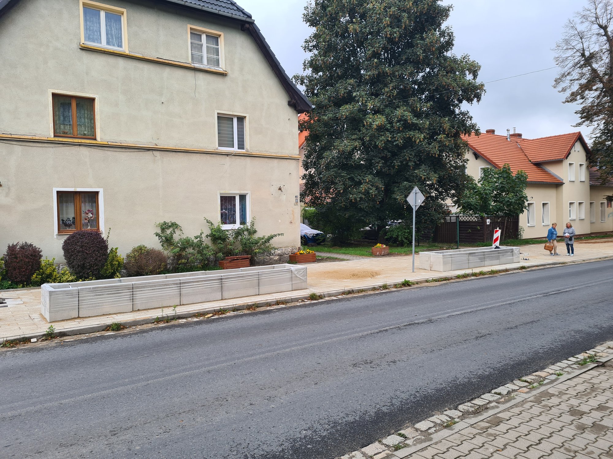 czytelniczka-donice-jak-grobowce-119108