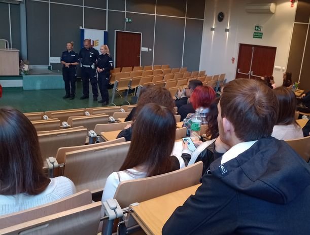 policjanci-ze-studentami-119119