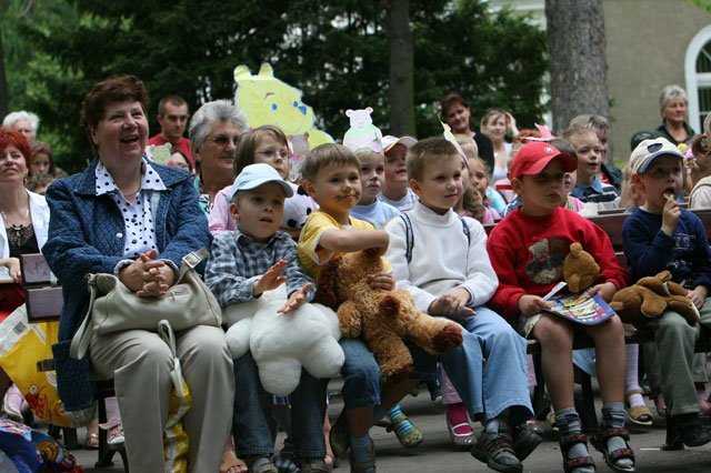 Najmłodsi i ci nieco starsi w parku Zdrojowym oglądają sztukę Tymoteusz Rymcici w wykonaniu aktorów Sceny Animacji Teatru Jeleniogórskiego im. Norwida.