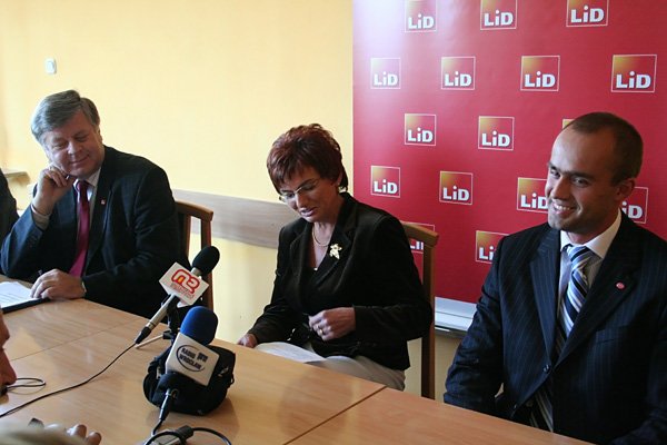 Paweł Domagała, dyrektor ZSO nr 1, chce wrócić do polityki (był radnym SLD). Obok - Jerzy Szmajdziński.