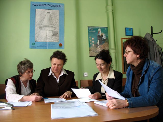 Jurorzy konkursu przy pracy. Od lewej: Joanna Malinowska (UWr,), Antonina Kużaj (KO Wrocław), Anna Stodolna-Rybczyńska (DCDNiIP Wrocław), Bogusława Bogucka(DODN filia Jelenia Góra).