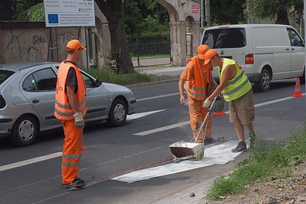 Robotnicy gonią terminy: pracują nawet w niedziele. Nie wszystkim zmotoryzowanym się to podoba.