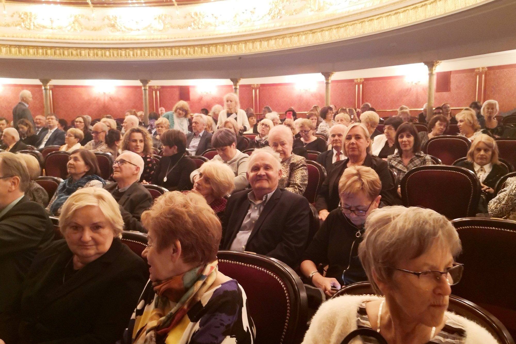 Słuchacze w Operze Wrocławskiej.