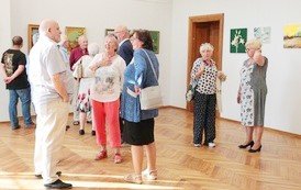 Podczas wernisażu malarstwa w w Galerii Centrum w Centrum kultury w Kamiennej Górze.
