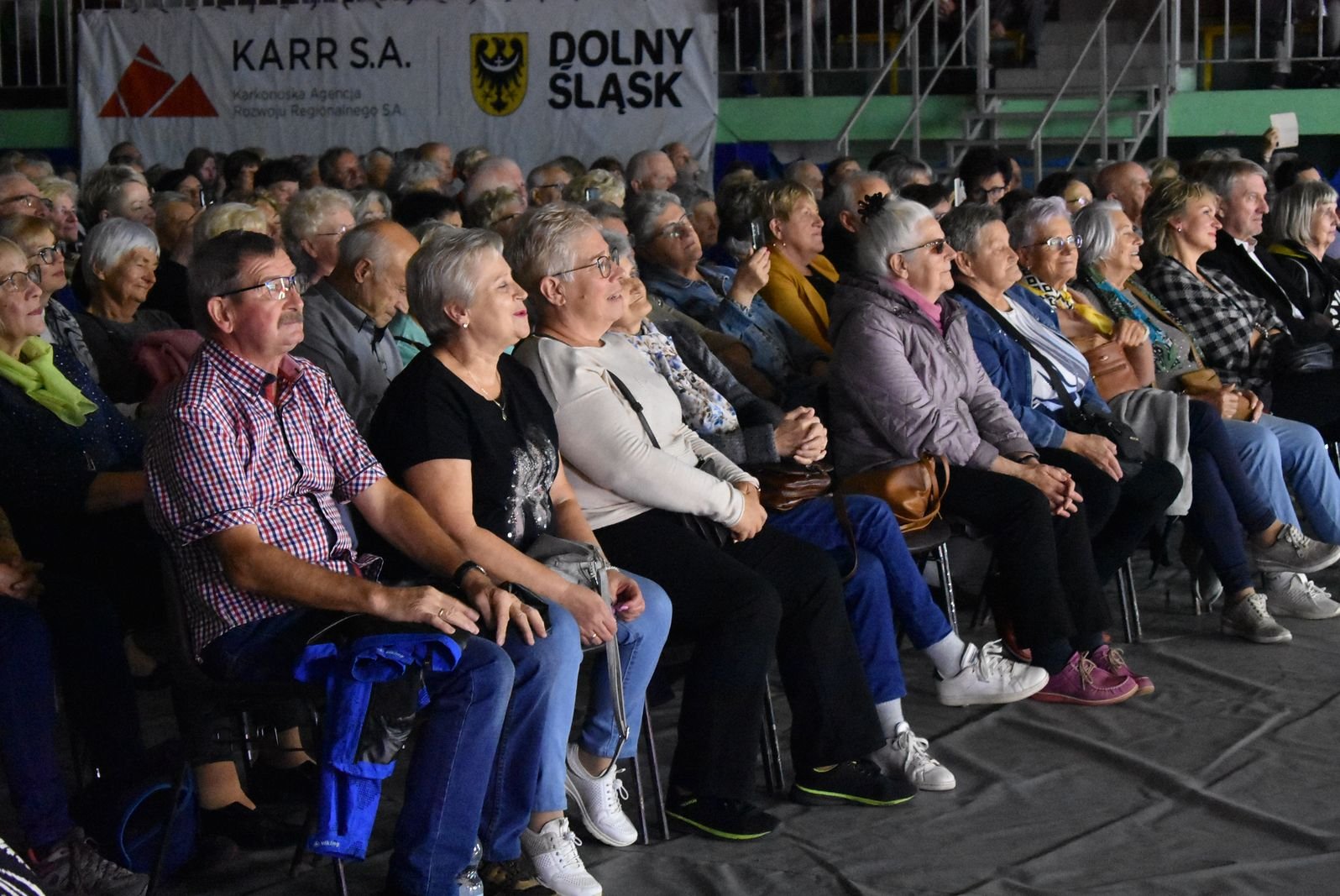 gwiazdorzy-zaspiewali-dla-seniorow-119373