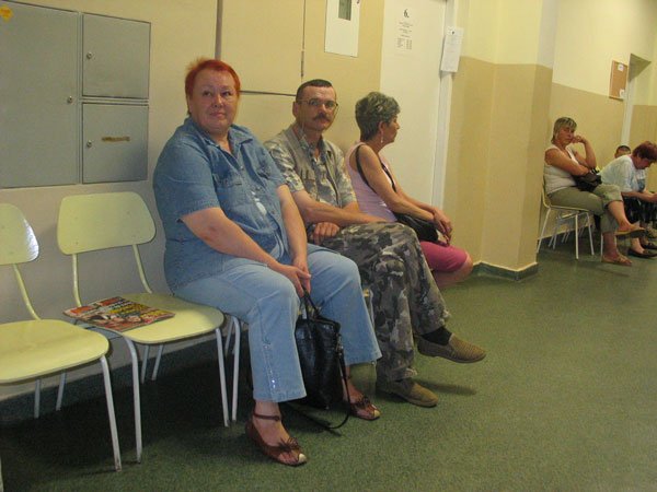 – Nie wyobrażamy sobie, żeby przychodnia przestała istnieć – mówią pacjenci. Na pierwszym planie Urszula Kuban.