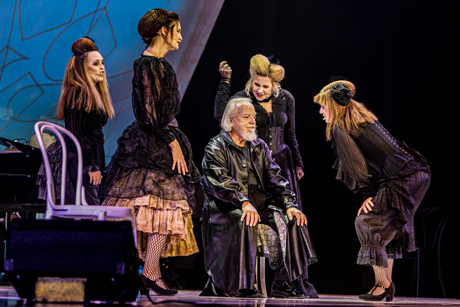„UCZYCIE NAS, JAK SUKNIE SIĘ PODNOSI” – Teatr KTO Kraków – 50. JST
