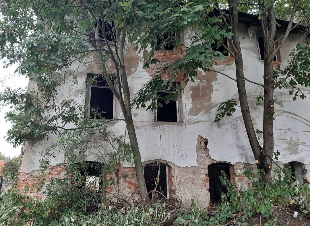 wreszcie-rudera-znika-119532
