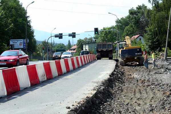 Drogowcy zapewniają, że tym razem remont skutecznie zabezpieczy skarpę przed osuwaniem się.