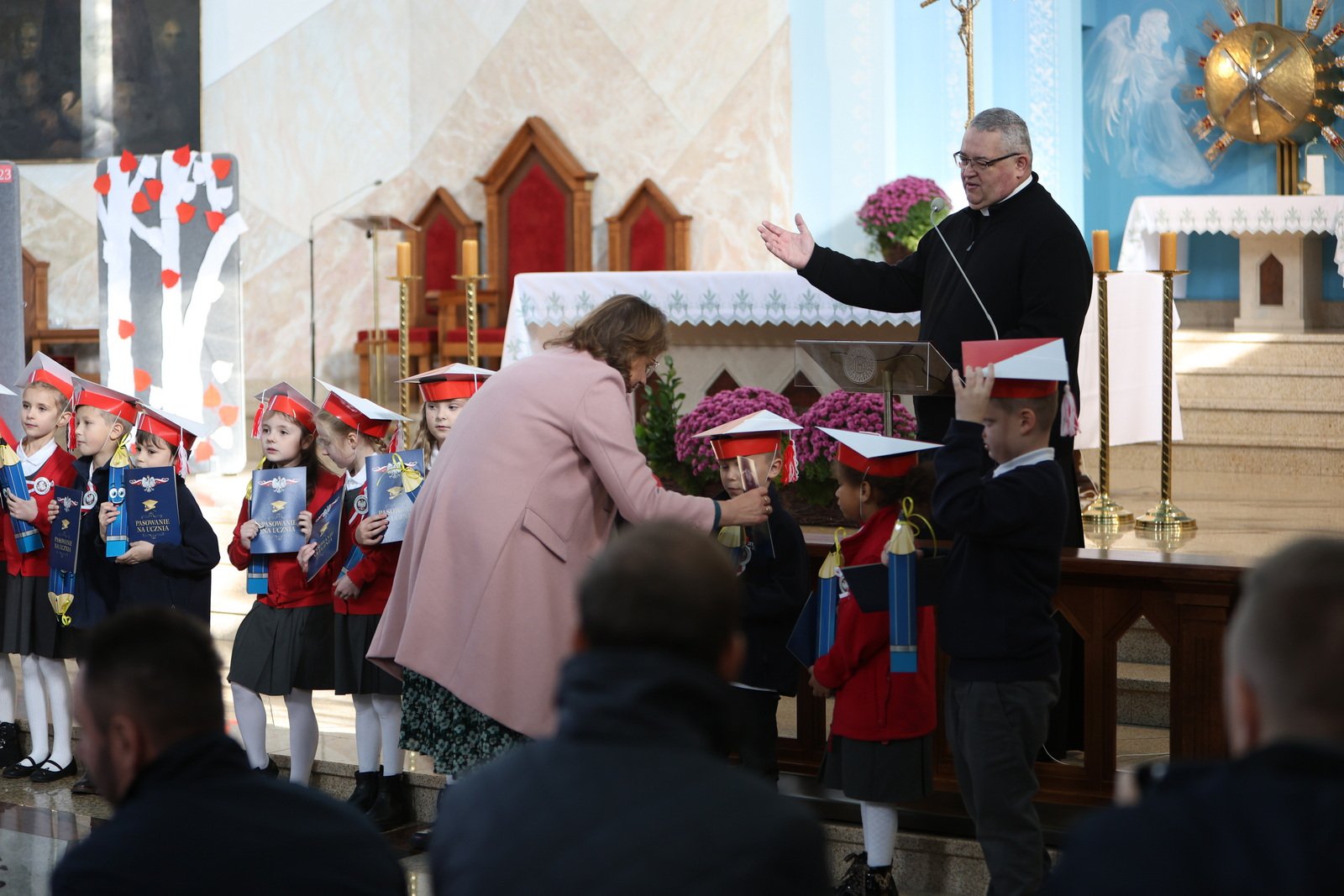 pasowanie-pierwszakow-w-kosciele-120108