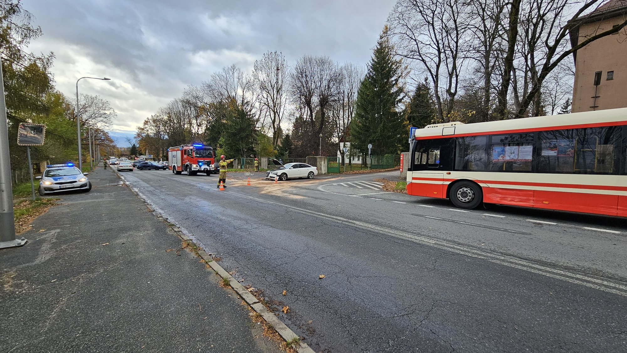 kraksa-3-samochody-i-autobus-120226