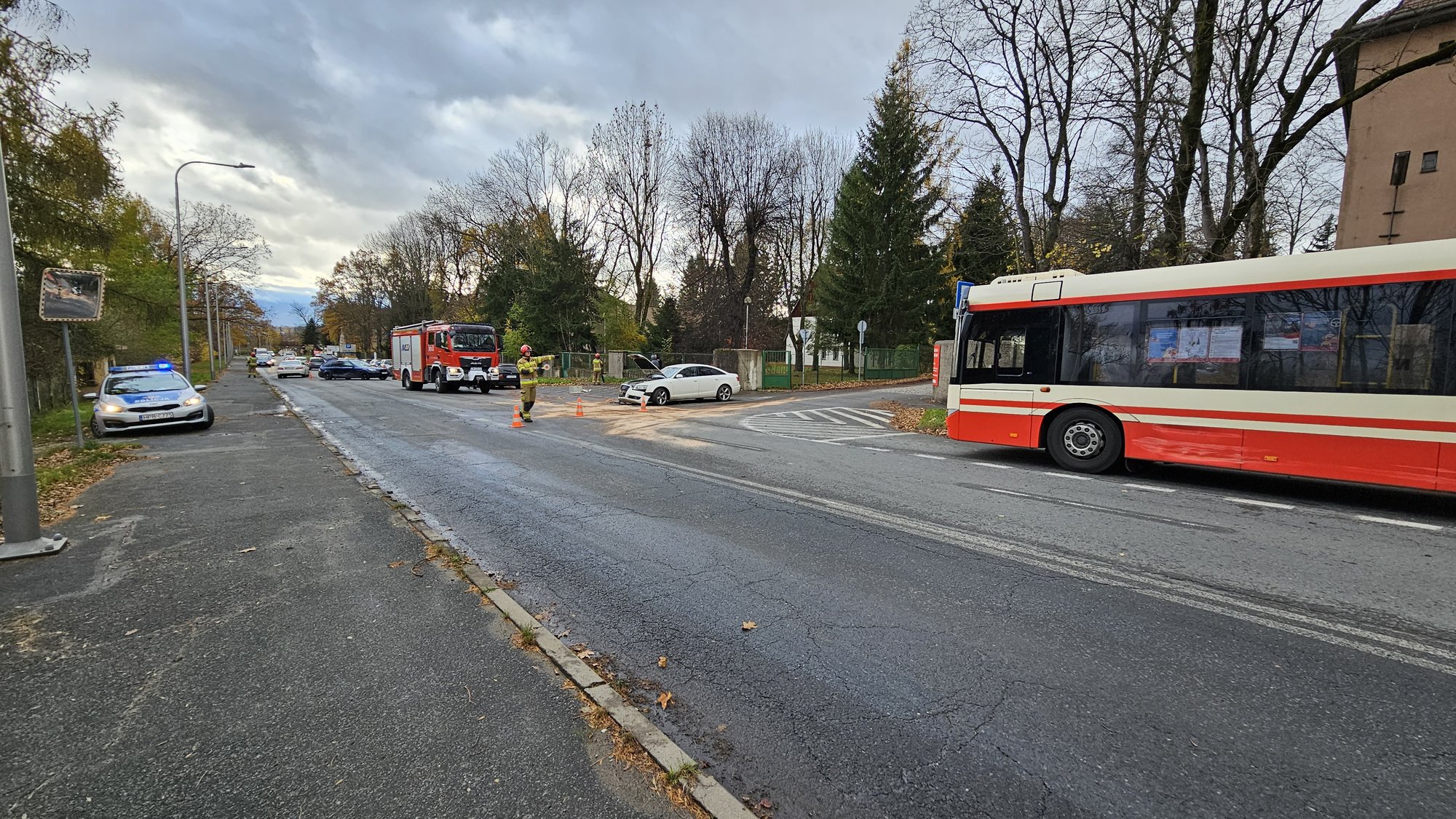kraksa-3-samochody-i-autobus-120226