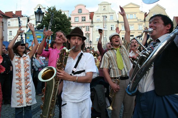 Belgijska Orchestre International du Vetex – muszyczny akcent początku XXV Międzynarodowego Festiwalu Teatrów Ulicznych pod patronatem Jelonki.com