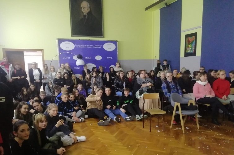niecodzienny-pokaz-mody-w-handlowce-120444