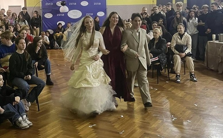 niecodzienny-pokaz-mody-w-handlowce-120444