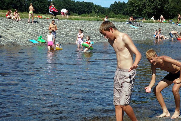 W niedzielne upalne popołudnie ciepliczanie korzystają z uroków Wrzosówki za tamą w Parku Norweskim.