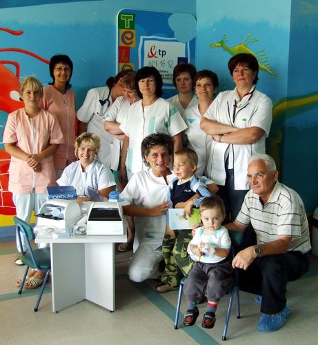 Personel oraz mali pacjenci dziękują darczyńcom za pomocne prezenty.