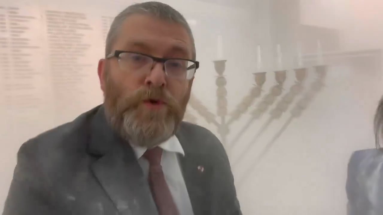 dzieje-sie-w-sejmie-z-gasnica-na-swiecznik-120891