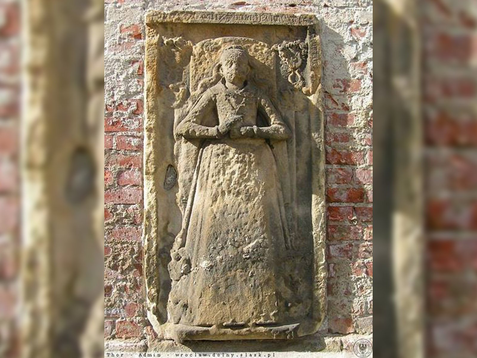 Ryc. 1. Płyta nagrobna młodej kobiety z 1620, na murze kościoła św. Jadwigi w Bolkowie (fot. na dzień 23.04.2023 http://www.dokumentyslaska.pl/epitafia/miejscowosci/jawor%20bolkow.html)