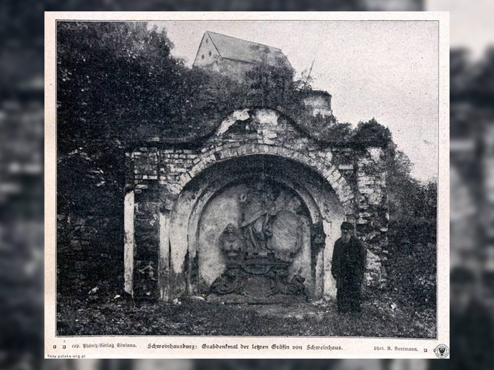 Ryc. 4. 1907/1908 r. Pozostałość grobowca wraz z epitafium przy kościele św. Michała w Świnach, epitafium nie zachowało się do czasów współczesnych (fot. na dzień 23.04.2023 r. https://polska–org.pl/9514265,foto.html?idE