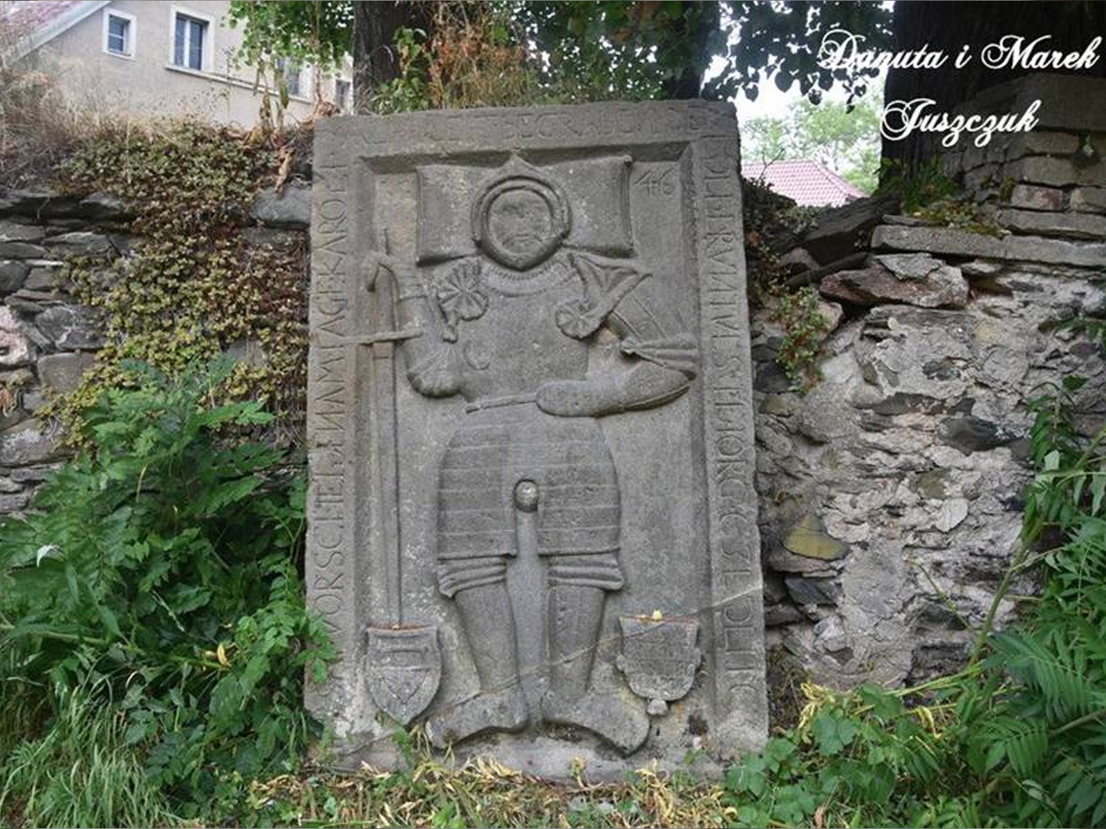 Ryc. 5. Płyta nagrobna Georga von Zedlitz, D. i M. Juszczuk (fot. na dzień 23.04.2023 http://www.dokumentyslaska.pl/epitafia/miejscowosci/jawor%20stare%20rochowice.html)