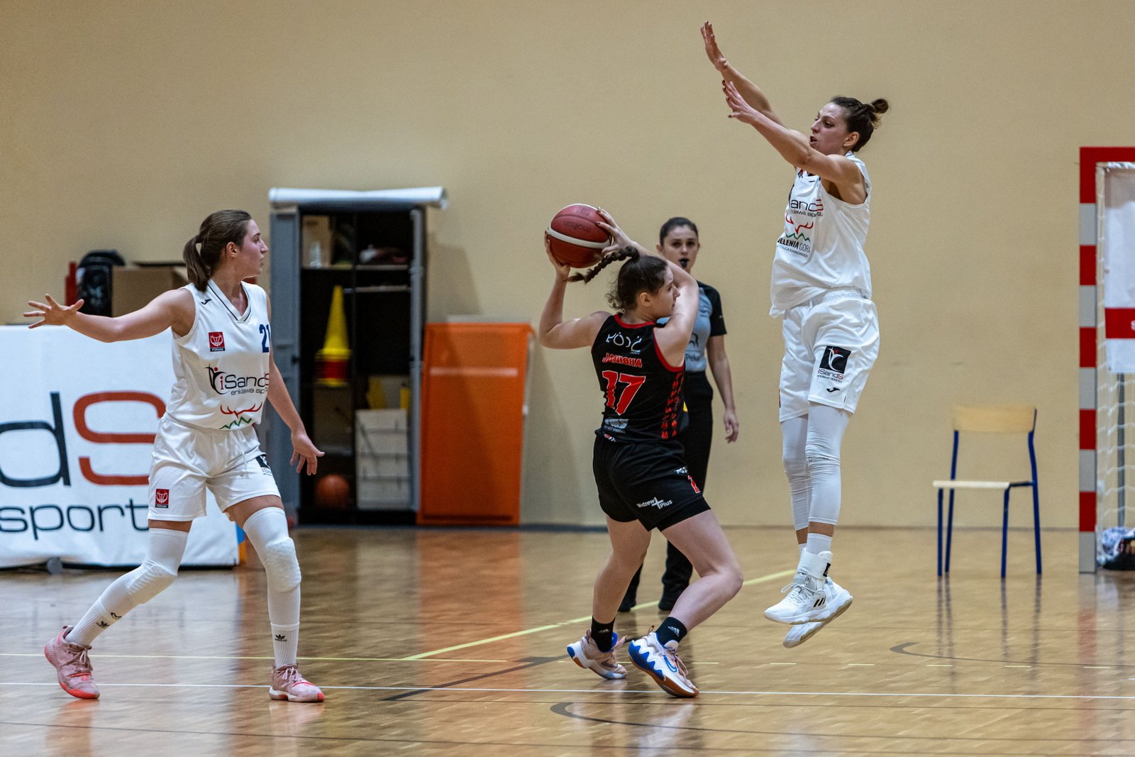 czerwona-latarnia-wciaz-w-jeleniej-gorze-121001