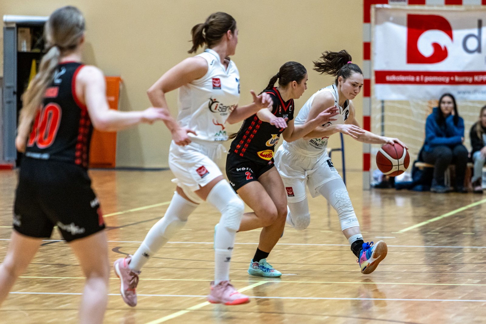 czerwona-latarnia-wciaz-w-jeleniej-gorze-121001