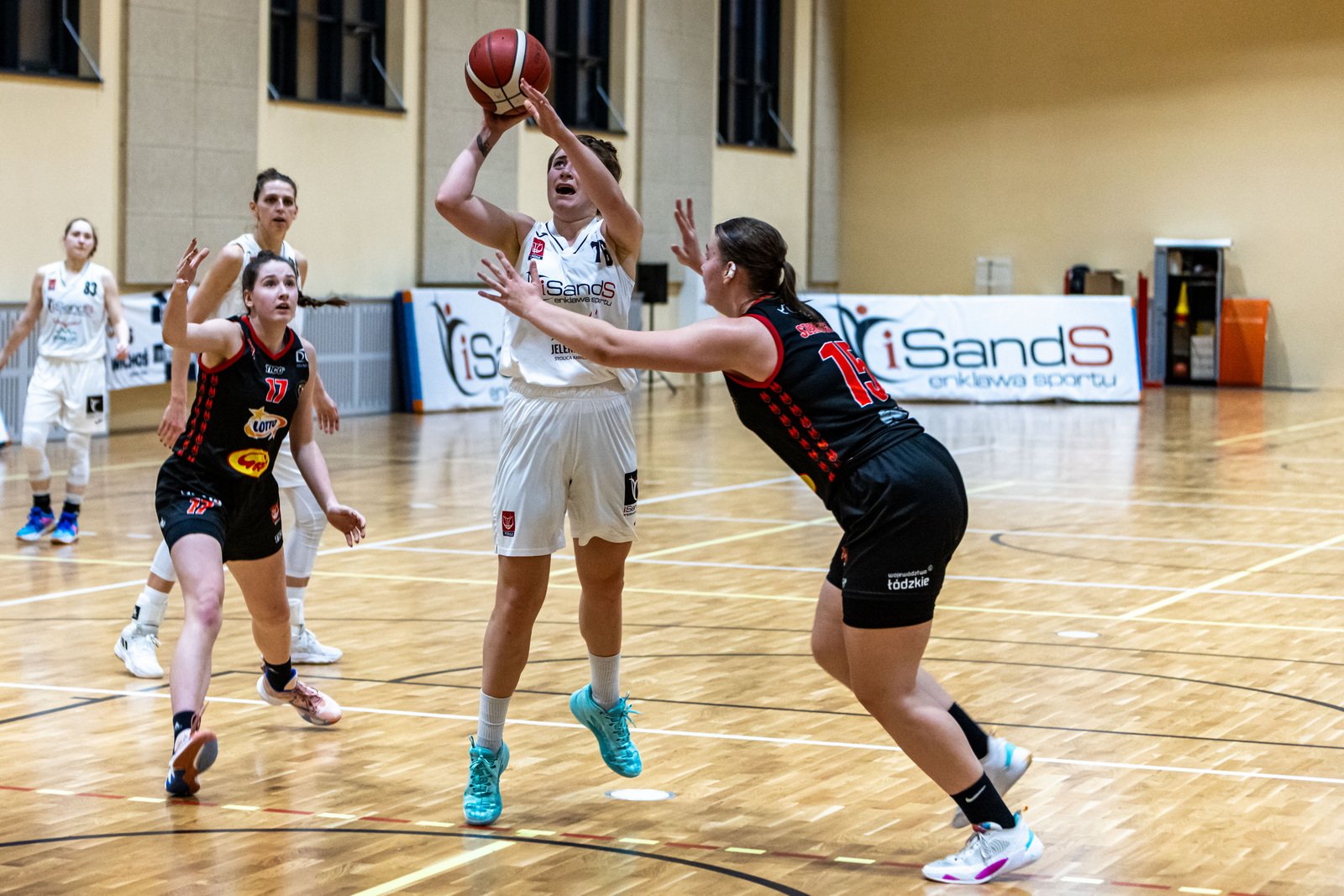 czerwona-latarnia-wciaz-w-jeleniej-gorze-121001